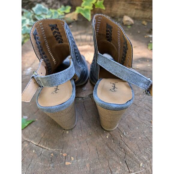 QUPID women's Block Heels Grey Faux Suede Peep Toe Size 6.5 - Picture 6 of 9